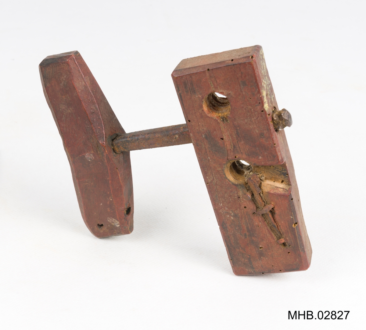 Snitt til å lage skruegjenger i tre.
Bestående av to deler; en treklosse med 3 hull og et håndtak med jernbor.