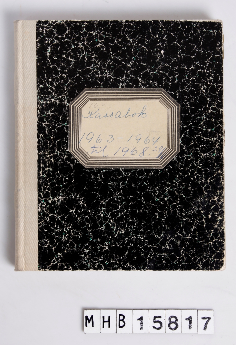 En bok merket; "Kassa -bok", inneholder regnskap for fotografi som er uført i perioden 1963-1968. Regneark, med stivt kartongomslag, sydd bokrygg med tekstilforsterkning.
