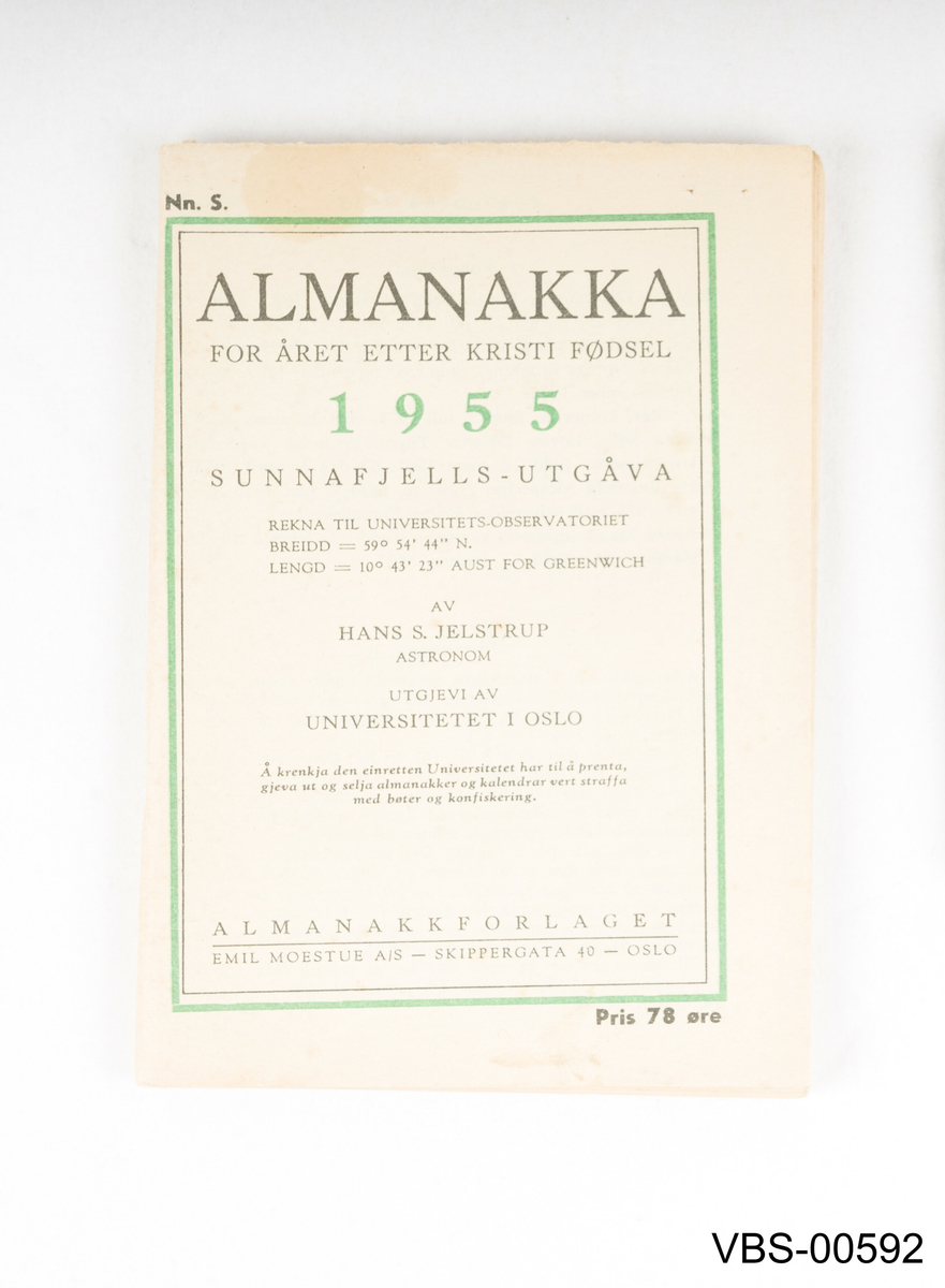 Almanakken er heftet, fra 1955.
Tittelen: ALMANAKK FOR ÅRET ETTER KRISTI FØDSEL 1955 SØNNAFJELLS-UTGAVE.
Utgitt av universitetet i Oslo. Trykk av ALMANAKKFORLAGET.