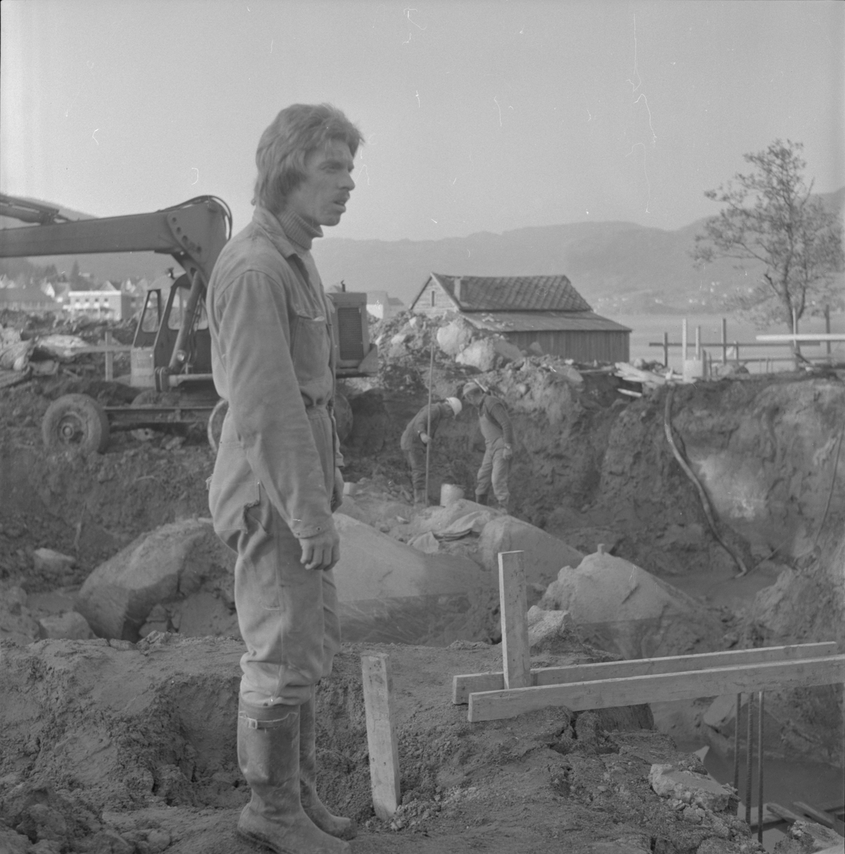Samfunnshustomta ved Revehallen i Ølensjøen, 1976. I forgrunnen Nils Torgrimsen.