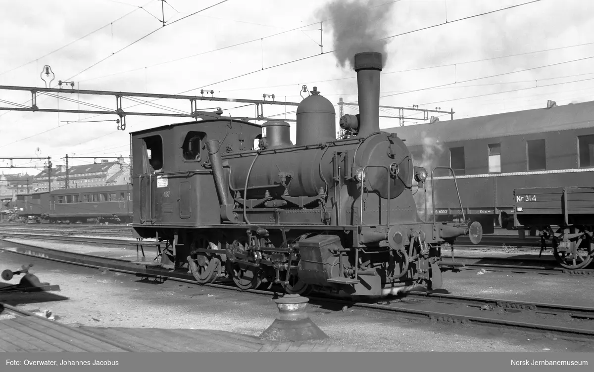 Damplokomotiv type 25e nr. 487 i skiftetjeneste på Oslo Østbanestasjon