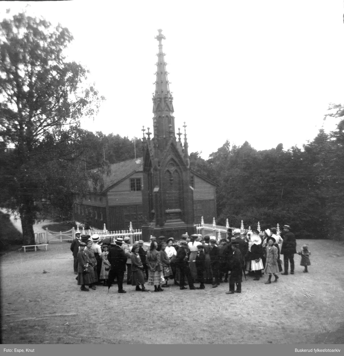 Fredriksten festning i Halden. Elever fra Hønefoss middelskole er på skoletur i 1910. Carl XII  momument 