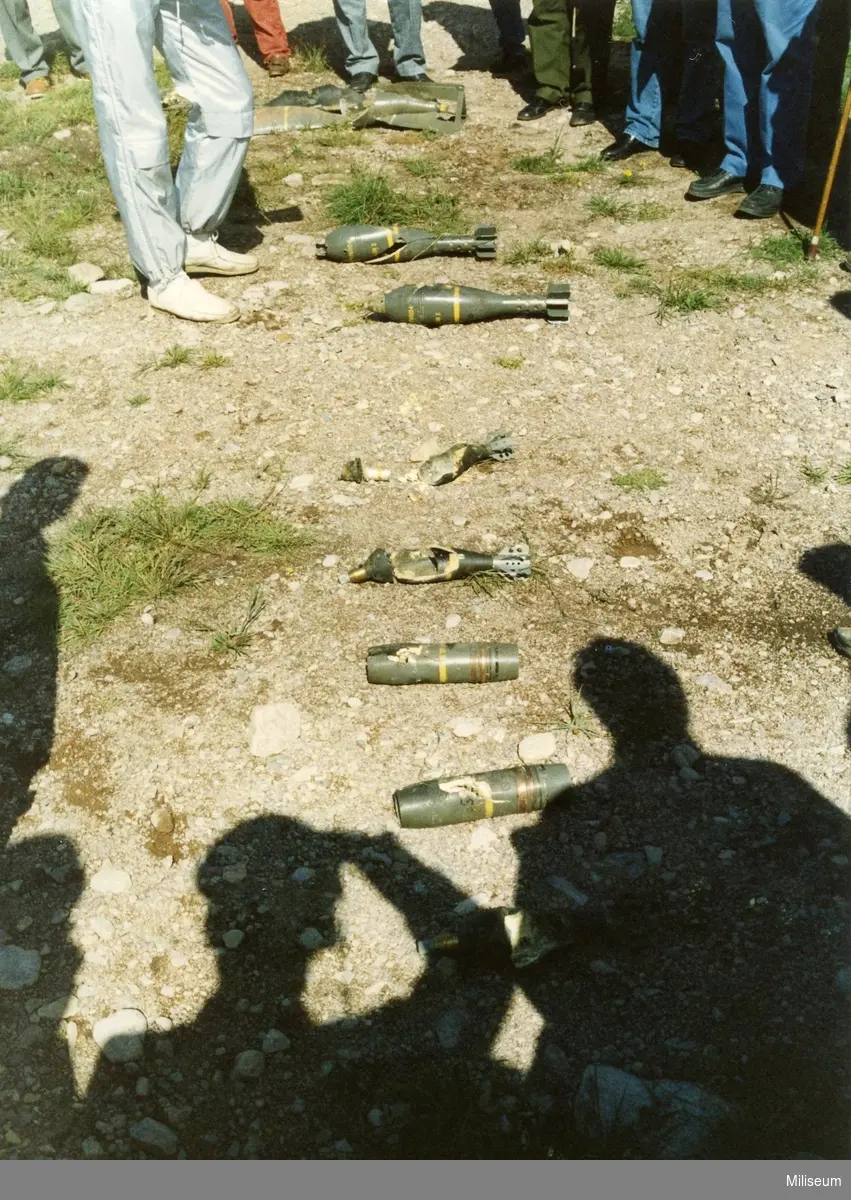 En rad av olika blindgångare efter desarmering.

12cm spränggranat, 8cm spränggranat, 7.5 spränggranat och flygbomb