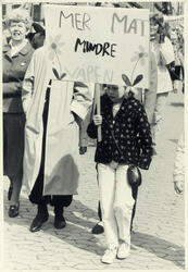 1. mai 1983, Oslo. På plakat: Mer mat mindre våpen