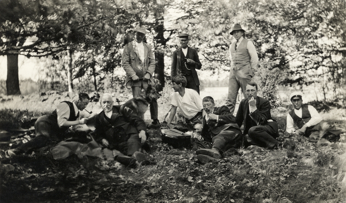 Urshult, ca 1920. Överlärare Frans Berggren med gäster i en skogsbacke.