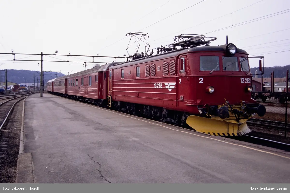 Hurtigtog fra Oslo S, tog 145, med elektrisk lokomotiv El 13 2152 ankommer Halden stasjon