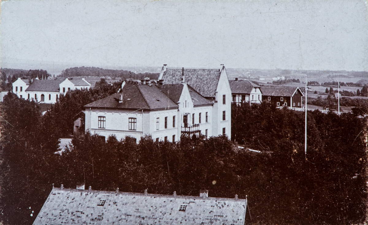 Postkort og kopi, Hamar lærerskole, gymnastikkbygningen til venstre, Holset gård til høyre, Hilsen fra Hamar,