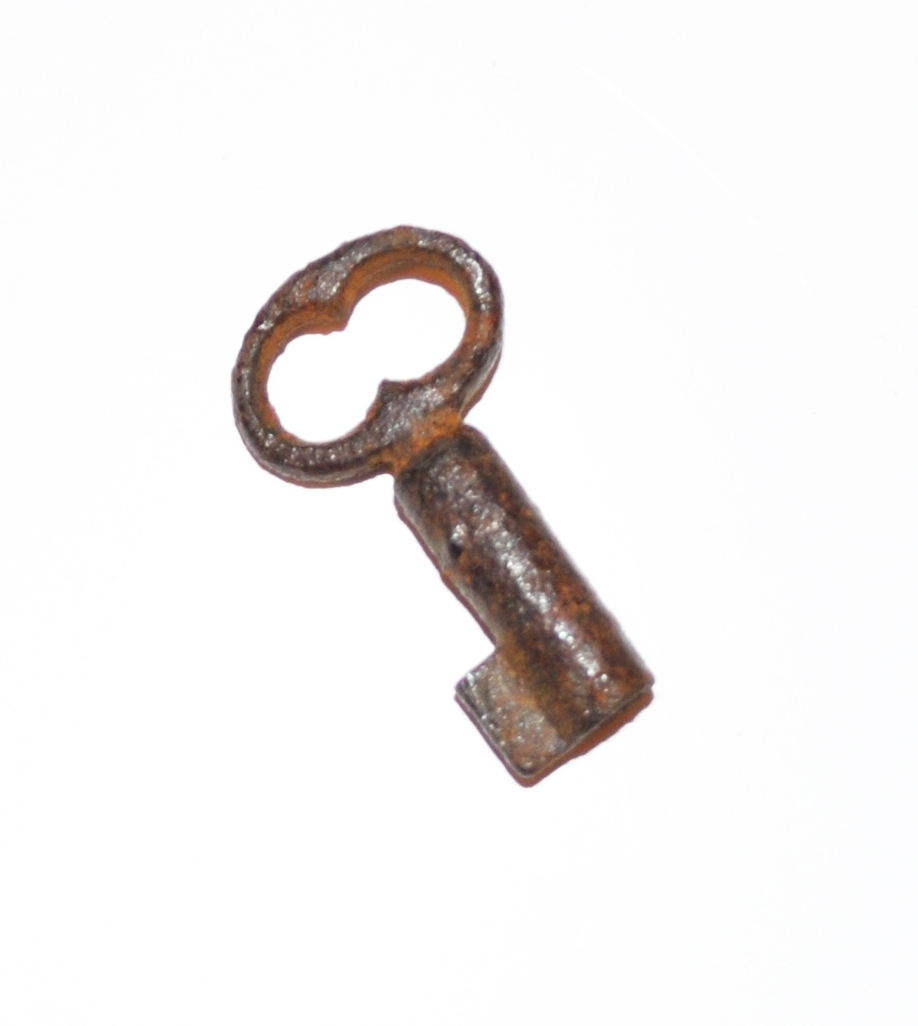 Hänglås med två nycklar. En nyckel sitter i låset. Tvinnad garnsnodd fastbundet i låset.