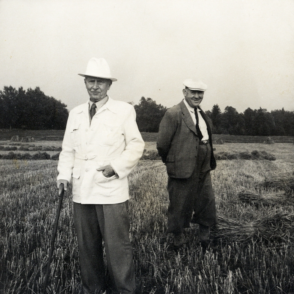 Två män står på en åker. Till vänster greve Christer Bonde (af Björnö), till höger inspektor Ludvig Jönsson.
Teleborg, Växjö, augusti 1949.