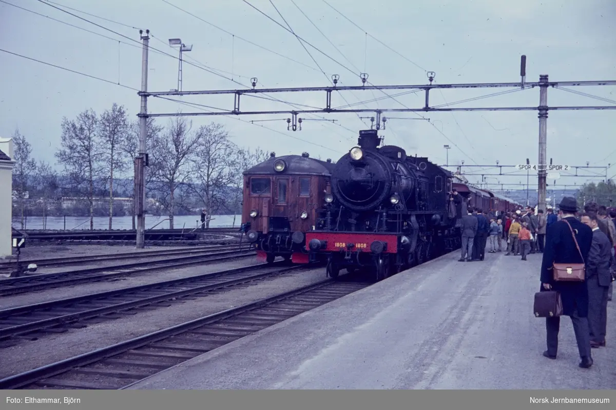 Svenska Järnvägsklubbens veterantog på Kongsvinger stasjon. Toget trekkes av svensk damplokomotiv type A8 nr. 1808