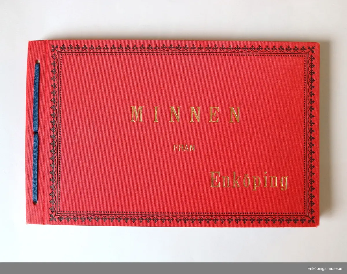Litet, rött vykortsalbum med guldtexten: "Minnen från Enköping". Albumet innehåller 6st. sidor med inklistrade vykort från Enköpings kommun. En av sidorna har lossnat och ligger nu löst i albumet.