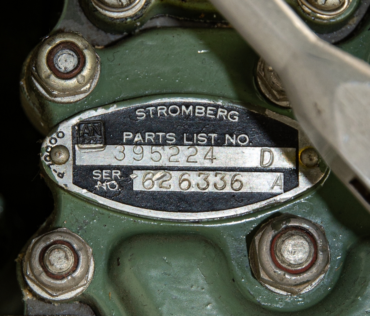 Förgasare Stromberg Bendix tillverkad i USA, modell PD18A1 till motor PM7 som användes i J 26 Mustang. Grönmålad. Följesedel ingår.