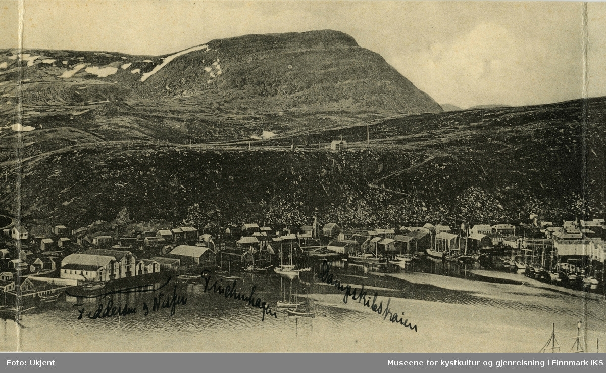 Foldbar, tredelt postkort fra 1907 som viser Hammerfest sett fra Fuglenesfjellet. I venstre delen ser man Gamle Molla, Hauan-kaia og Storvannet med Storelva. Den midterste delen viser hvana med dampskipskaia. I bakgrunn ser man Salen- og Tyvenfjellet. Den høyre delen viser pakkhusene til Nissen, tollboden, kirka og bydelen Hauen med Salenfjellet og Storsvingen i bakgrunn.