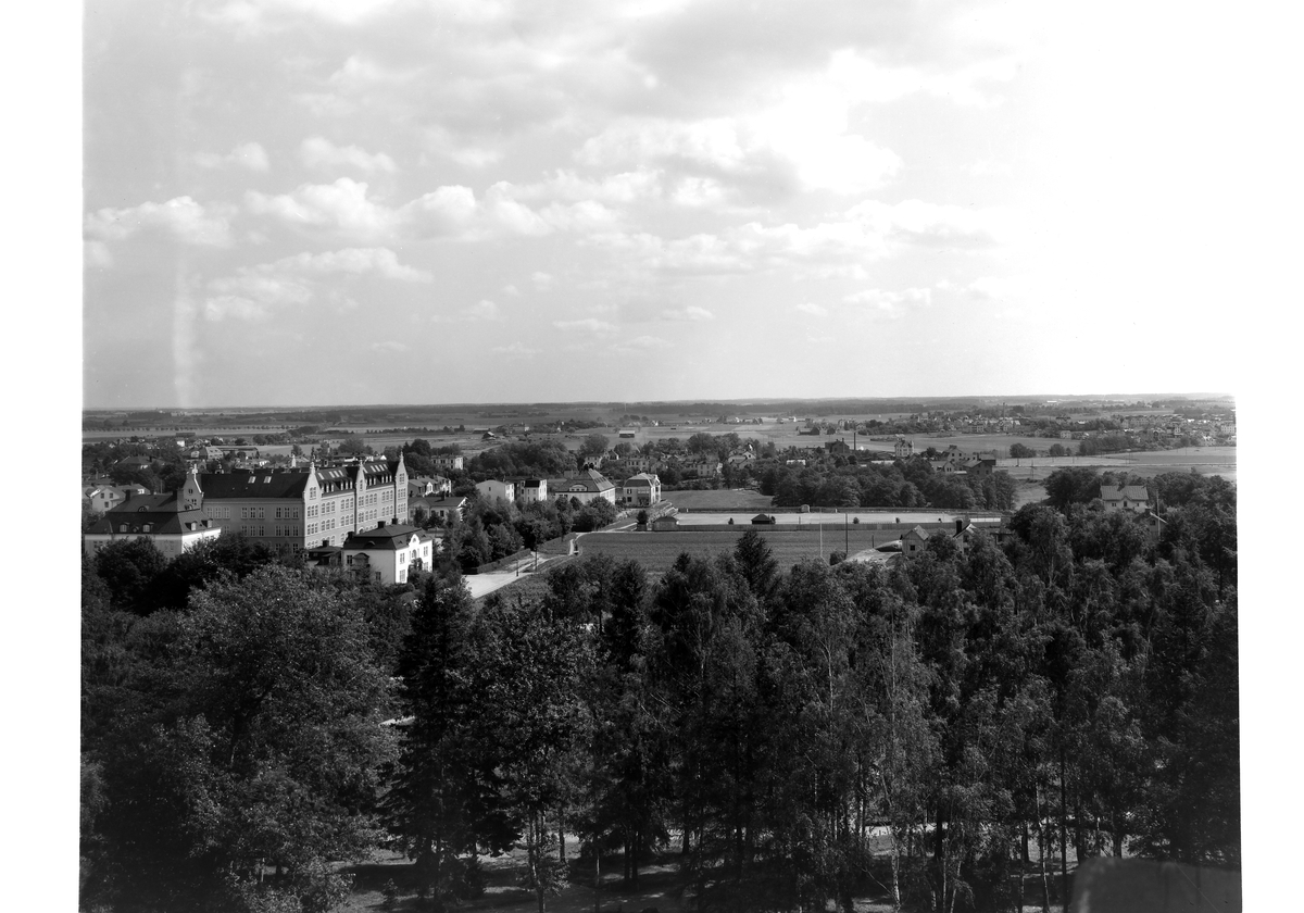 Vy från Belvederen mot öster, Linköping (1919 tolkas av att Folkungavallens anläggande är påbörjat) (serie 2/6) Utsikt.