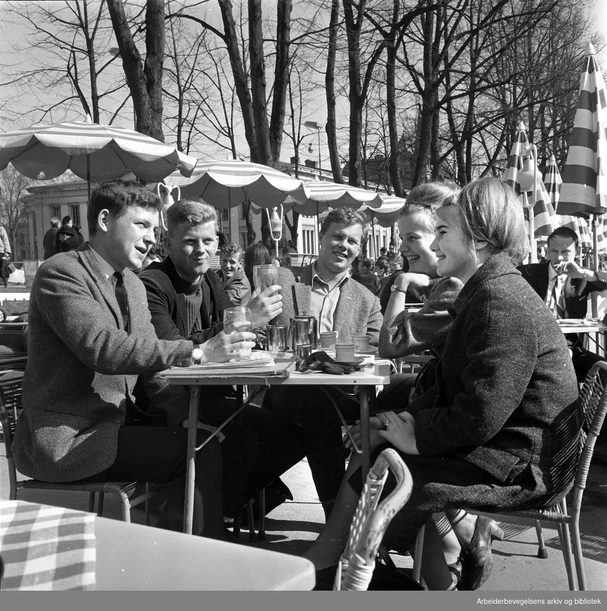 Sesongåpning på friluftsrestauranten Pernille i Studenterlunden. Ungdommene er Rolf Høye-Dahl, Einar Bergh, Sverre Faafeng jr., Grete Lund og Live Sørum. April 1964.