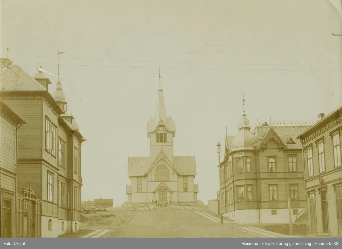 Veien opp til Hammerfest kirke etter 1890.