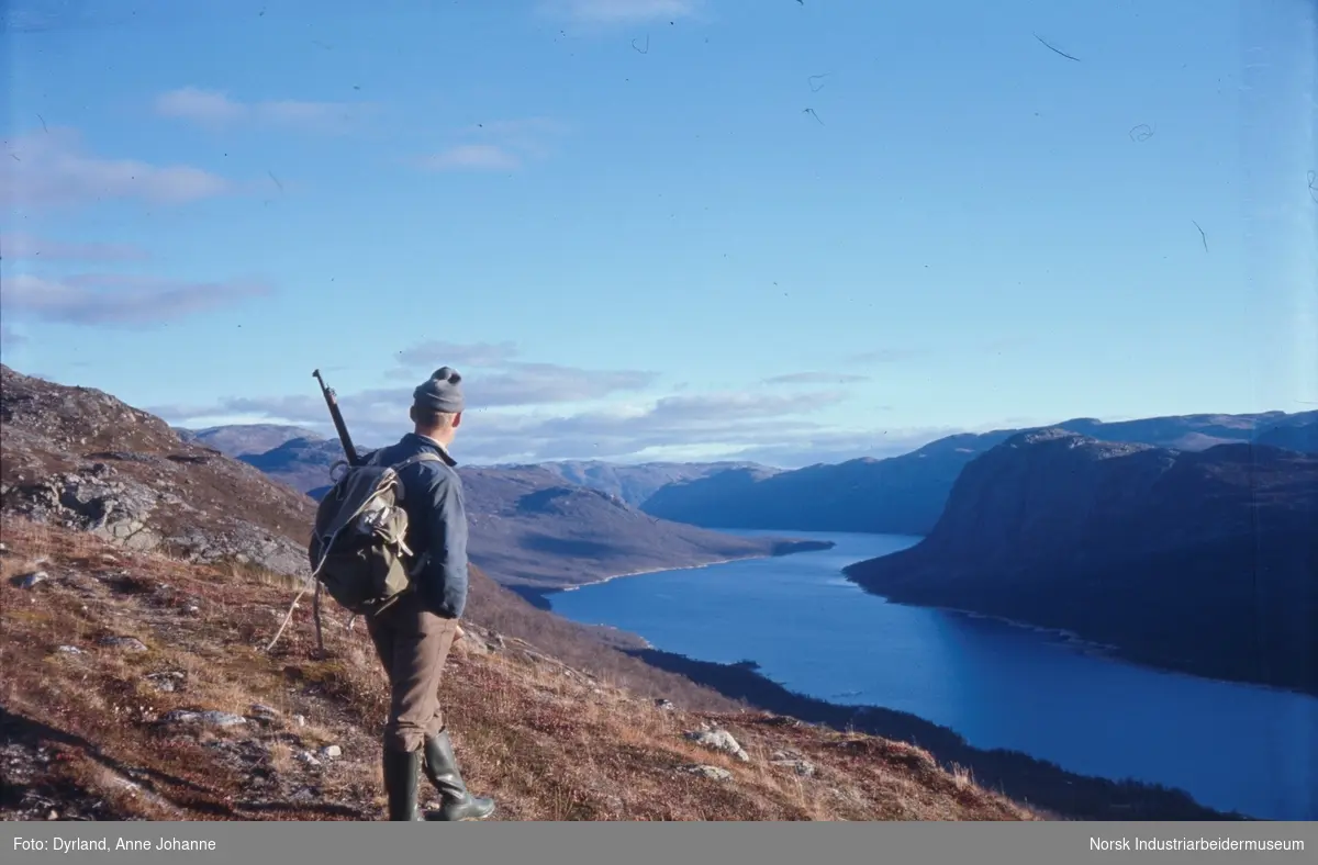 Bjørn Dyrland på jakt i fjellt. Står ovenfor Lien og ser mot Møsvatn