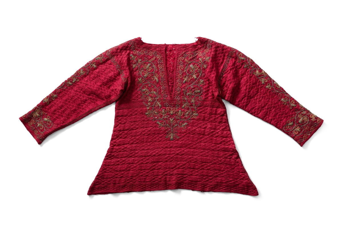 Mønsterstrikket rød nattrøye i silke med floss på innsiden og dekor av metallbroderi.