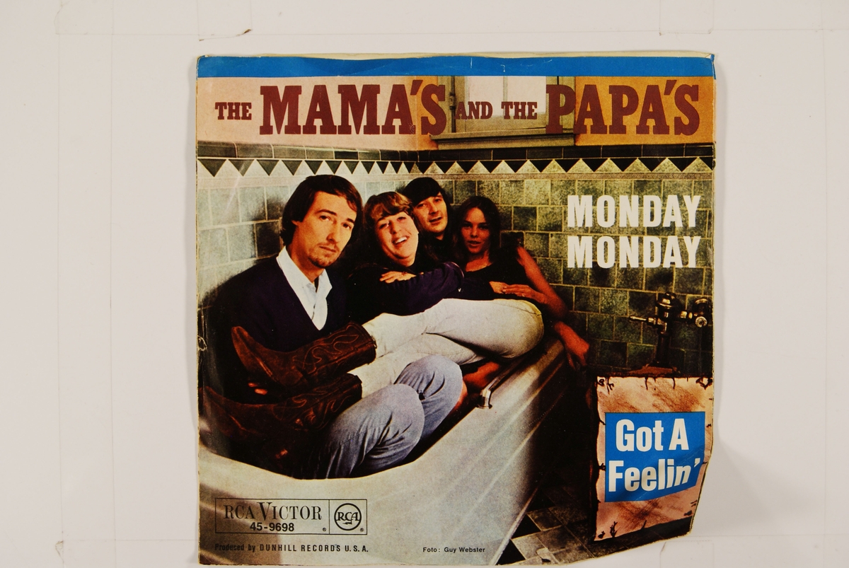 Bilde av medlemmene i "The Mama' and The Papa's" i et badekar.