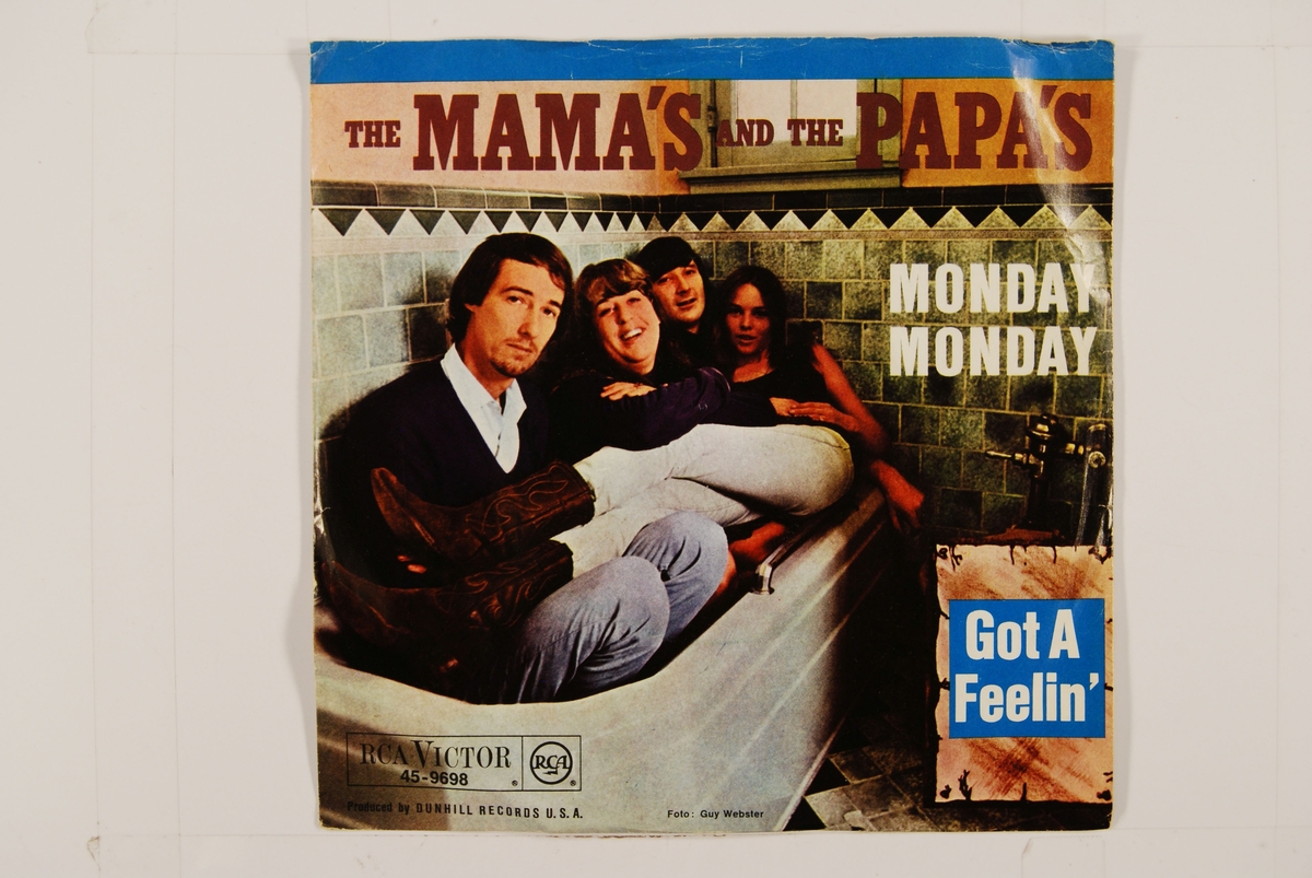Bilde av medlemmene i "The Mama' and The Papa's" i et badekar.