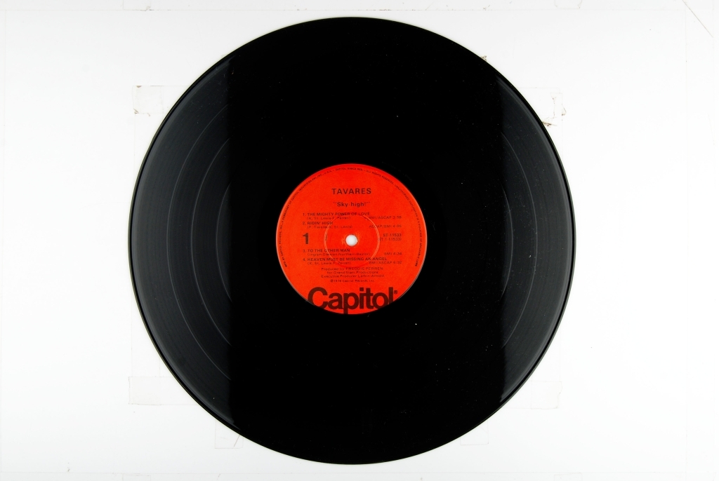 Motiv av Capitol Records hovedkvarter i Los Angeles. På baksiden av platen vises samme motiv, men med bandmedlemmene.