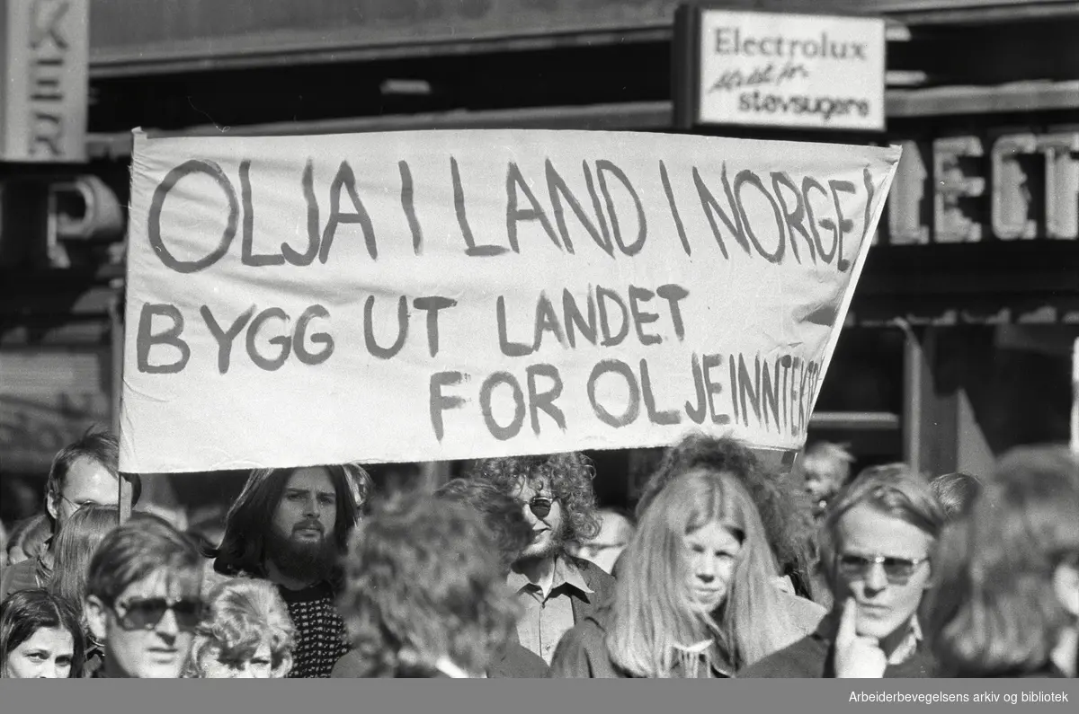1. mai 1974 i Oslo. Faglig 1. mai front i Demonstrasjonstog. Transparent: Olja i land i Norge. Bygg ut landet for oljeinntektene