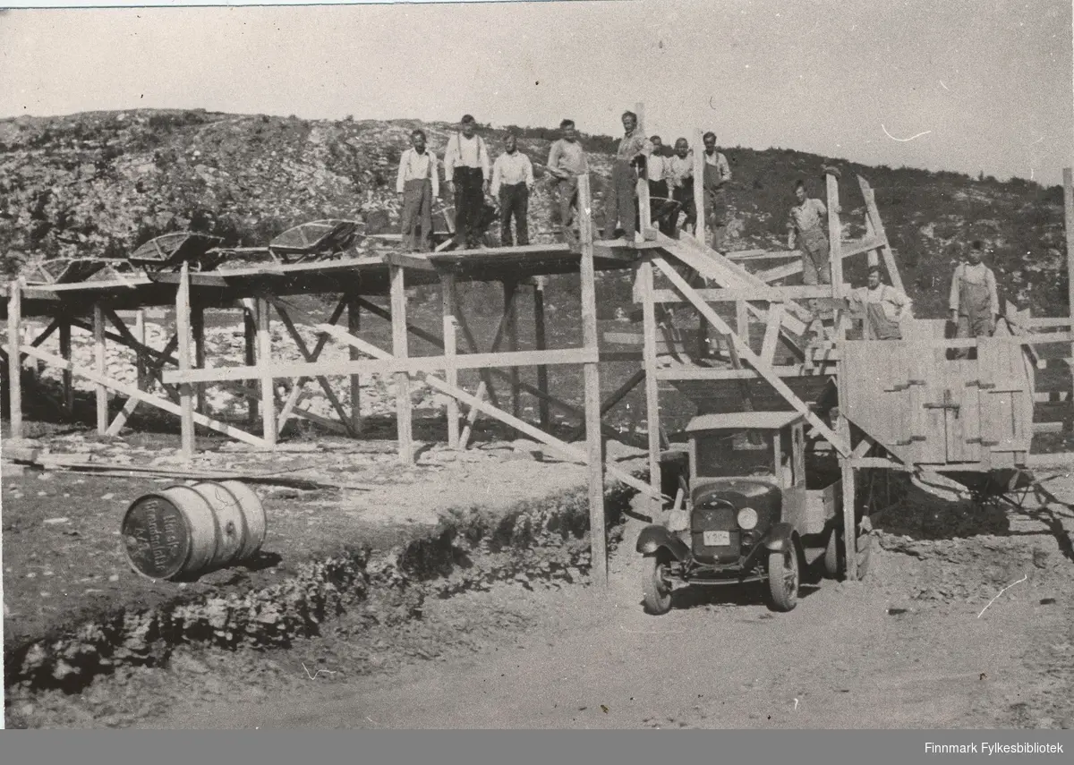 Anlegg: Repparfjorddal. Her ser vi grussortering ved Skaidi ca. 1932-1934. Dette var det første grussortererverket i Finnmark. Lastebilen er en Ford AA 1928-29. Forøvrig de eneste årsmodellene valgfritt kunne leveres med trådeikefelger som denne har.