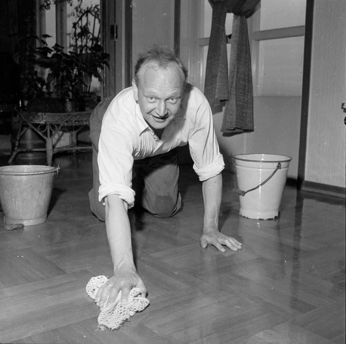 Ørnulf Arentz Grastvedt vasker gulv