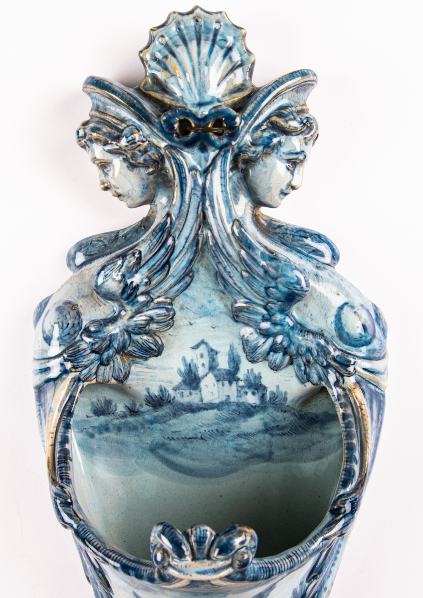 Vaser att hänga, 2 stycken, plastiska ornament och blå dekor. Märkta med tupp: Florens.