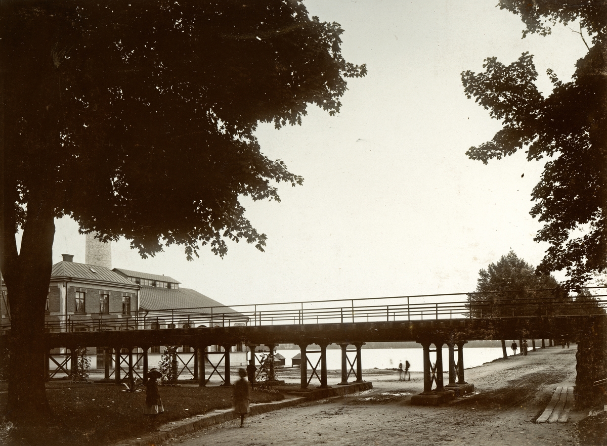 Järnvägsbron vid Linnéparken med Växjösjön i bakgrunden. Ca. 1915.