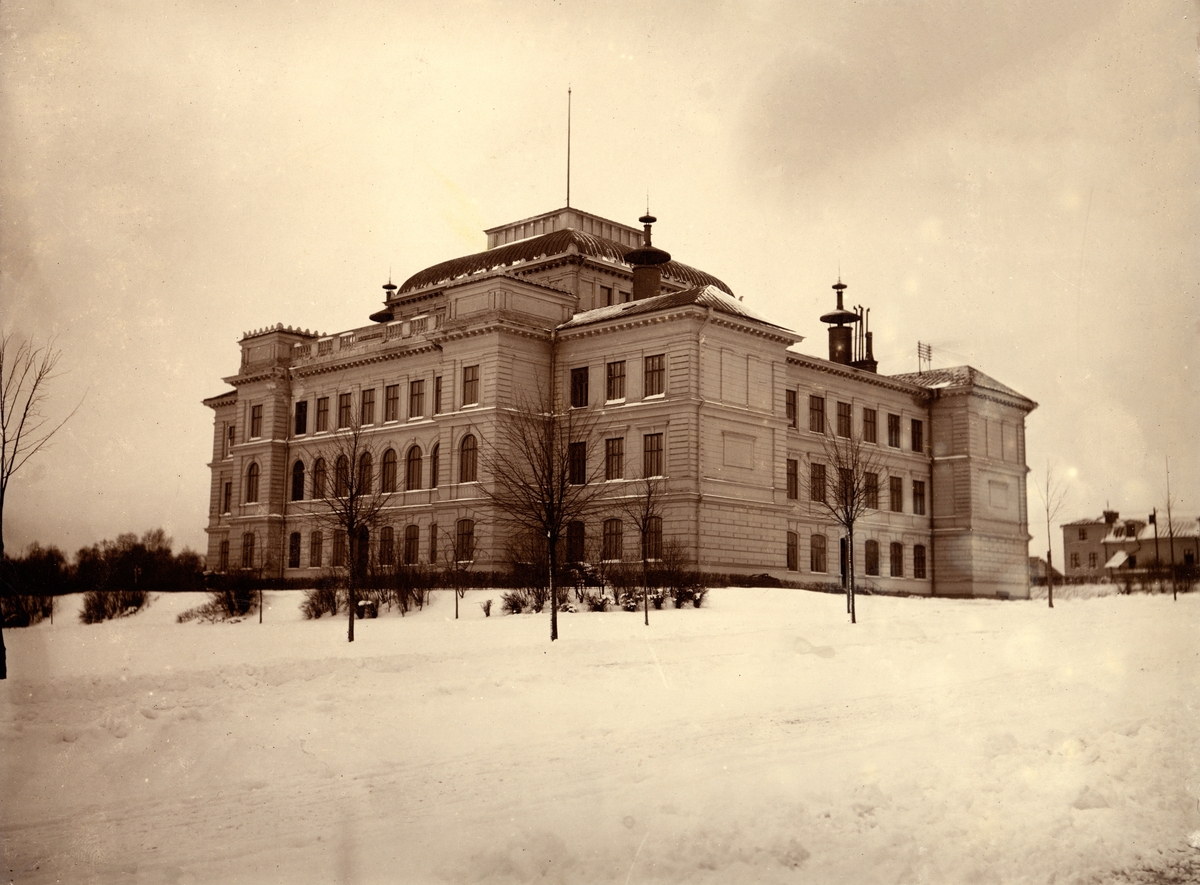 Växjö Högre Allmänna Läroverk en snöig vinterdag, trol. 1910-tal.