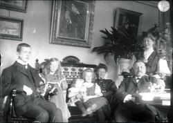 Familien Rydgren i stuen i bestyrerboligen ved Kistefos Træs