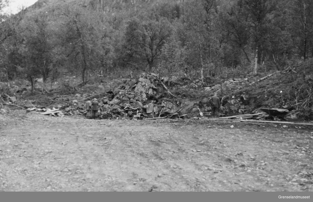 Menn i arbeid i et lite steinbrudd, uthenting av masse til dambygging, Burfjord august 1937.