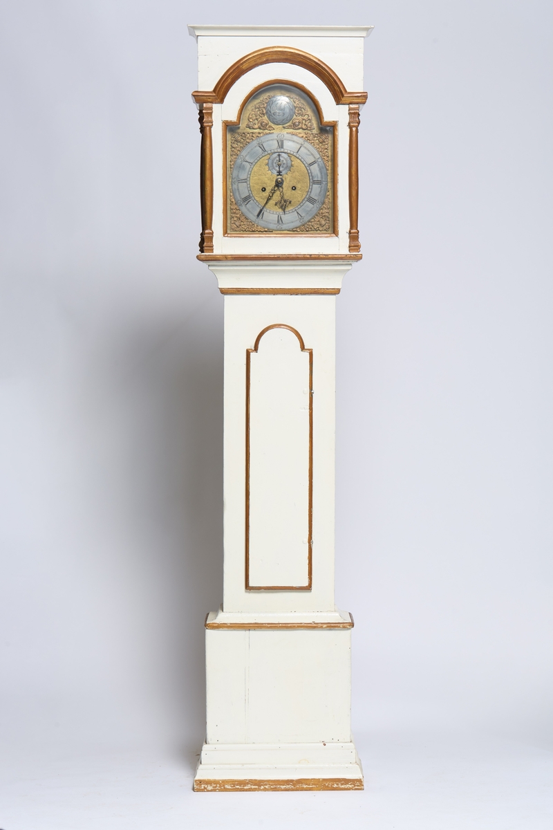 Hvitmalt klokke av klokkemaker Jens Jensen fra Vardal. 
(a) kasse
(b) urverk
(c) topp - er hvitmalt med gullfargede lister og søyler i hvert hjørne. Vindu foran og på hver side.  
(d) pendel
(e og f) lodd
(g) sveiv