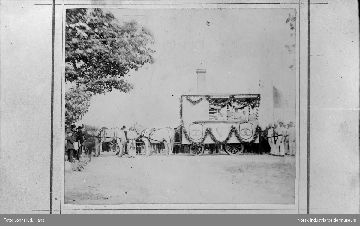 Dobbelbilde. Bildet til venstre viser en bakerivogn som blir trekt av fire hester. I vognen står det fire personer. Bak og på sidene av vognen er det folkemengder. Bildet til høyre viser en hund som sitter.