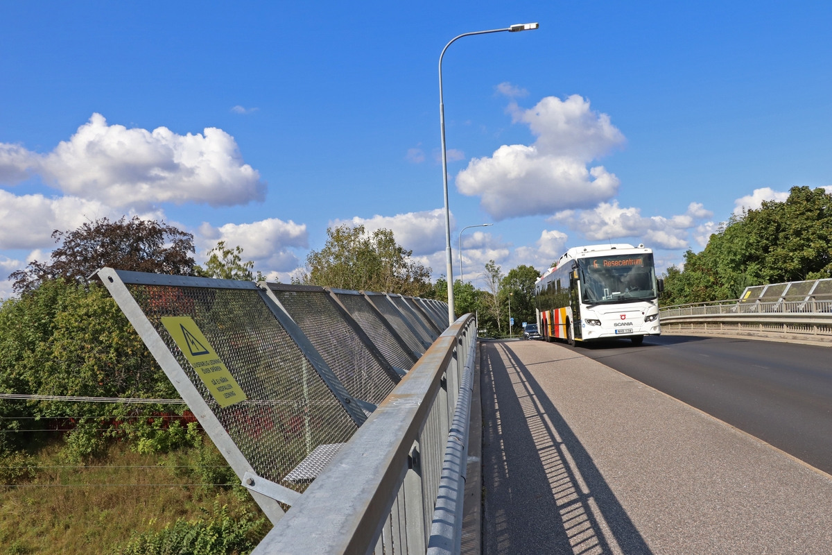Östgötatrafikens buss på Norrmalmsvägen och Järnvägsbron i Malmslätt. Lokalbuss. 

Bilder från staden Linköping, Östergötland, år 2021.