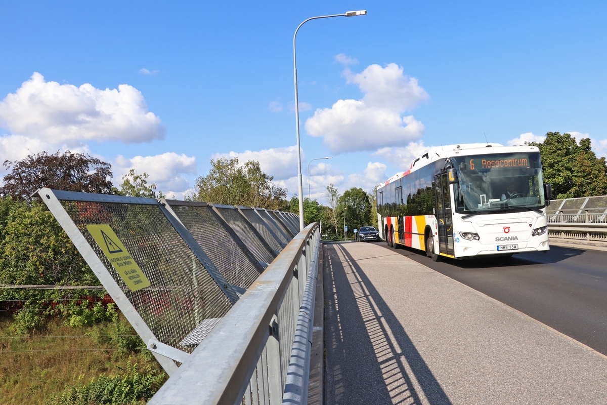 Östgötatrafikens buss på Norrmalmsvägen och Järnvägsbron i Malmslätt. Lokalbuss. 

Bilder från staden Linköping, Östergötland, år 2021.
