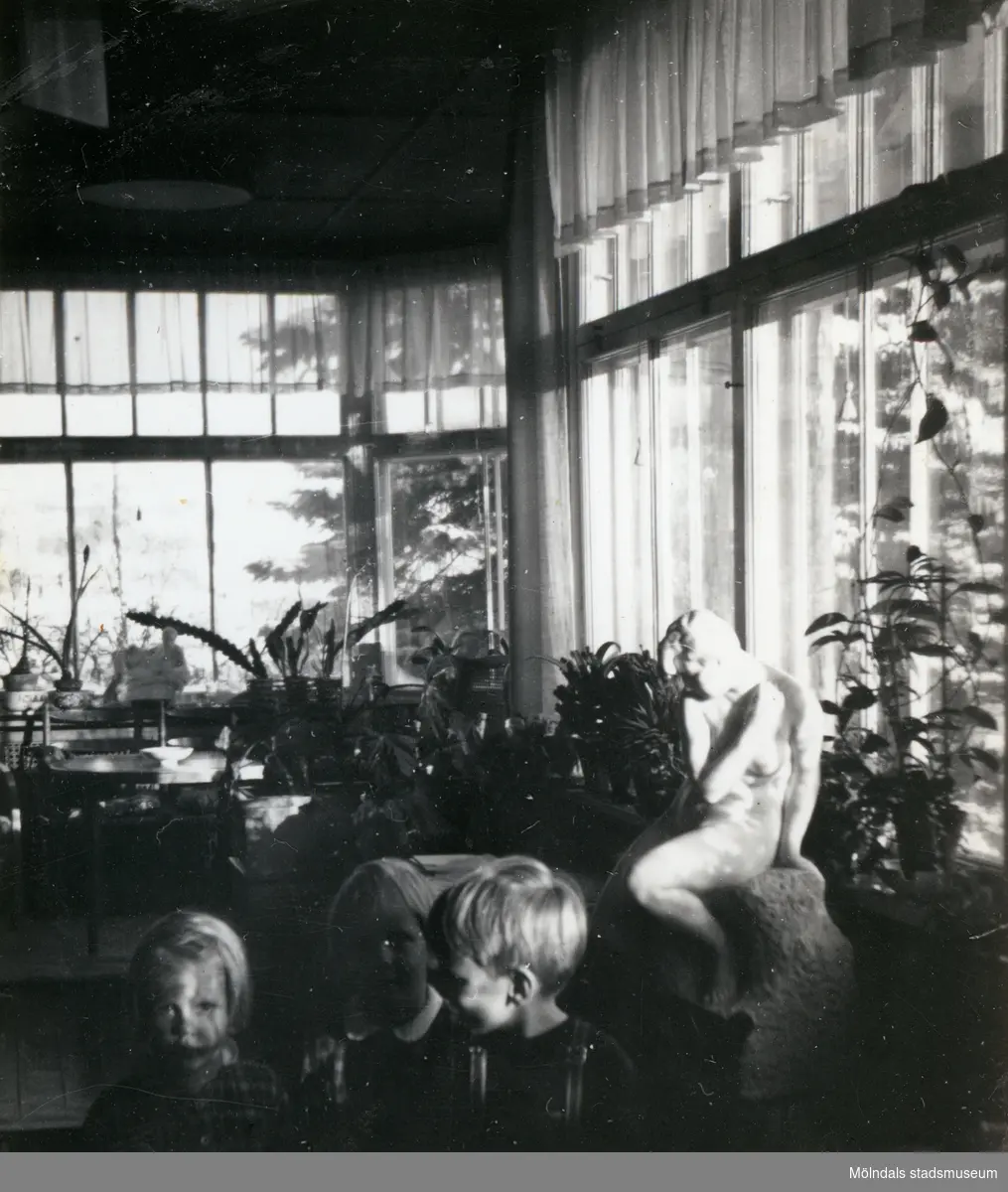 Tre barn, från vänster Angelica, Susanne och Stefan, i inneverandan till Dr Björcks villa, Villa Björkås, i Åby, Mölndal, julen 1954-1955. Verandan var full av gröna växter.

Numera har huset adressen Frölundagatan 25 B i Åby, Mölndal.