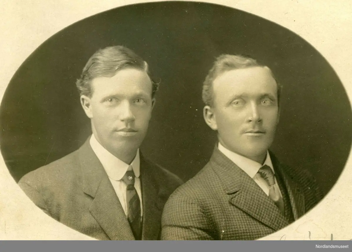 Portrett av to brødre. Fra venstre Johan (f. 1884) og Albert (f. 1882) Johannessen fra Holkestad. Begge emigrerte til Amerika.