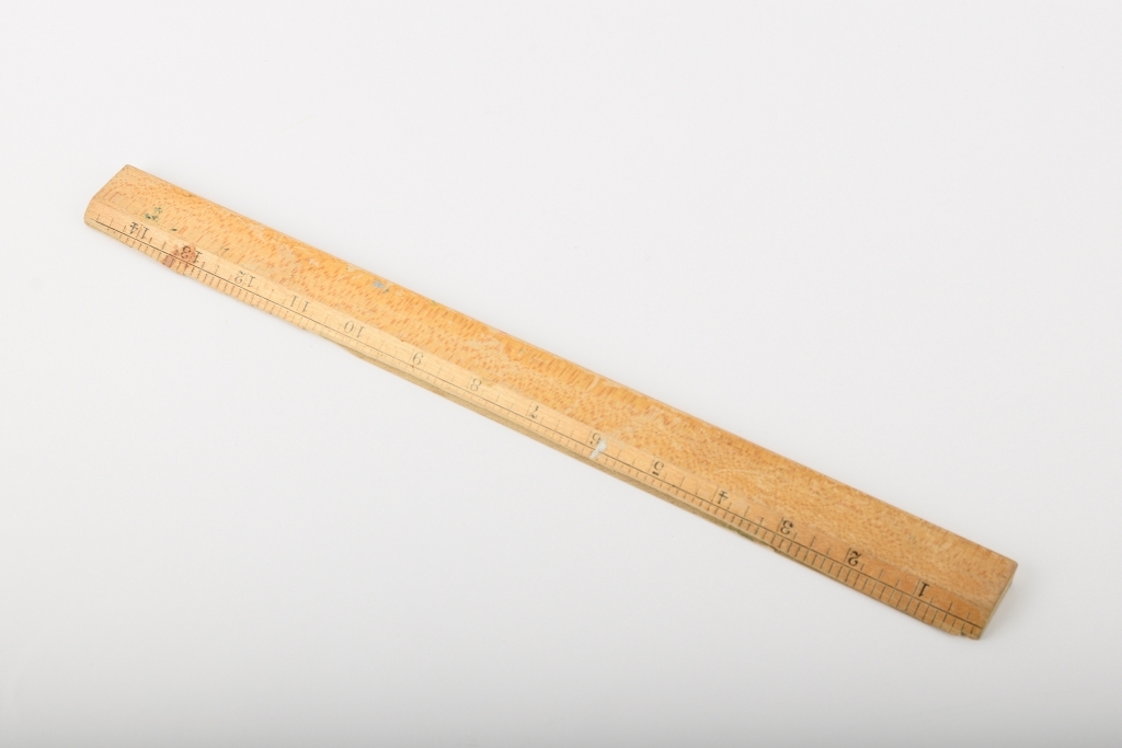 Linjalen er amerikansk og måler 15 inches (38,1 cm).
