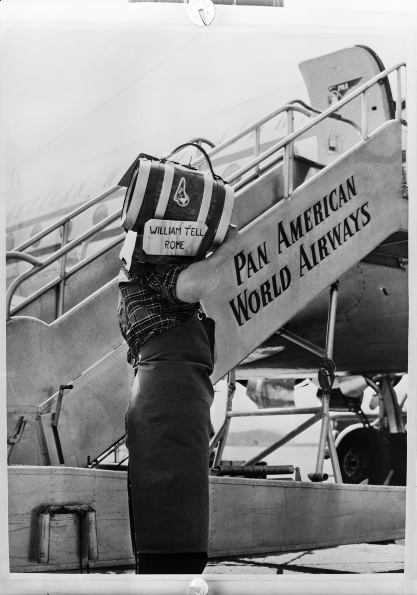Bagasjesjauer for Pan American World Airways, på veska han bærer står: William Tell Rome