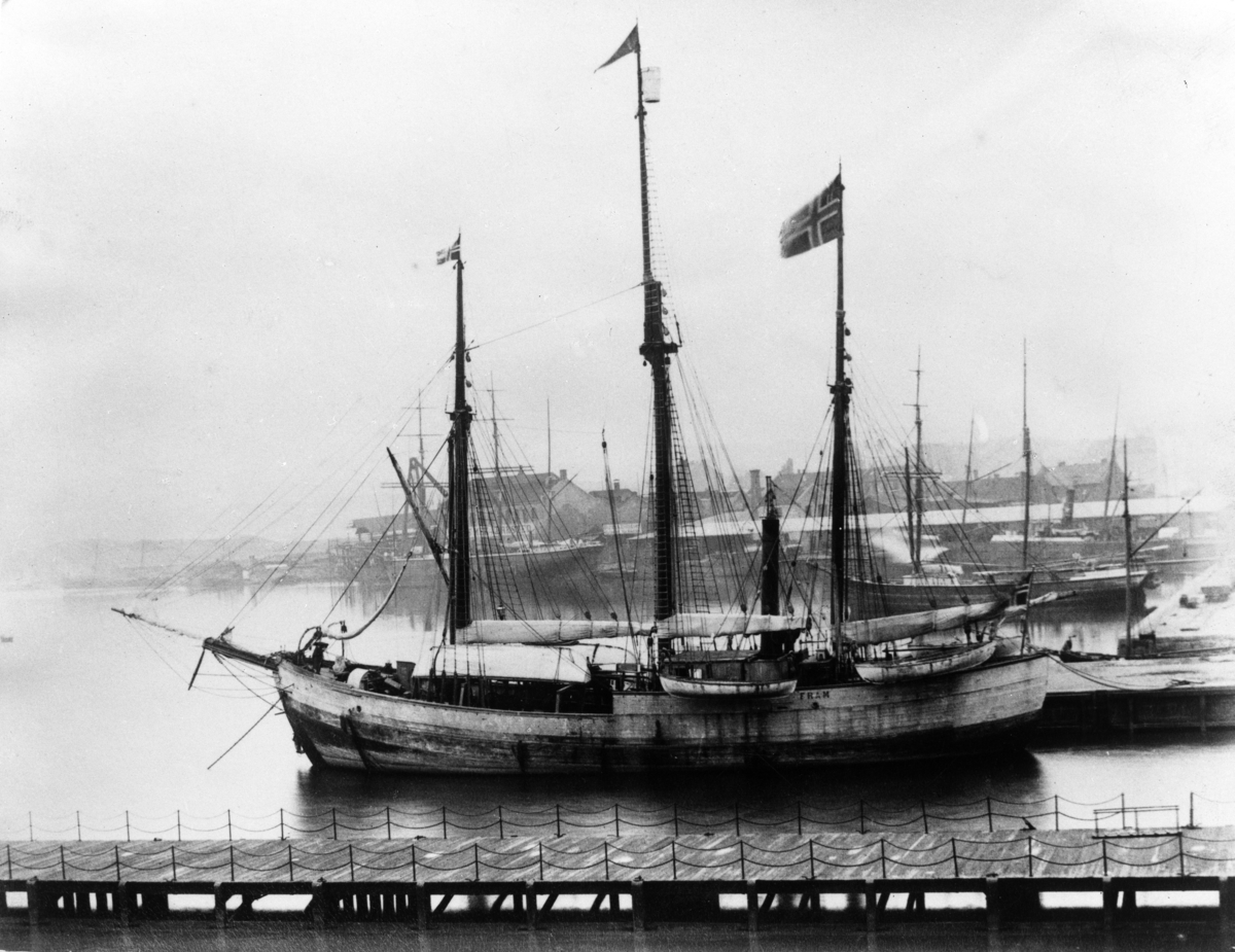 Nansens seilskute Fram ved havn i Pipervika.