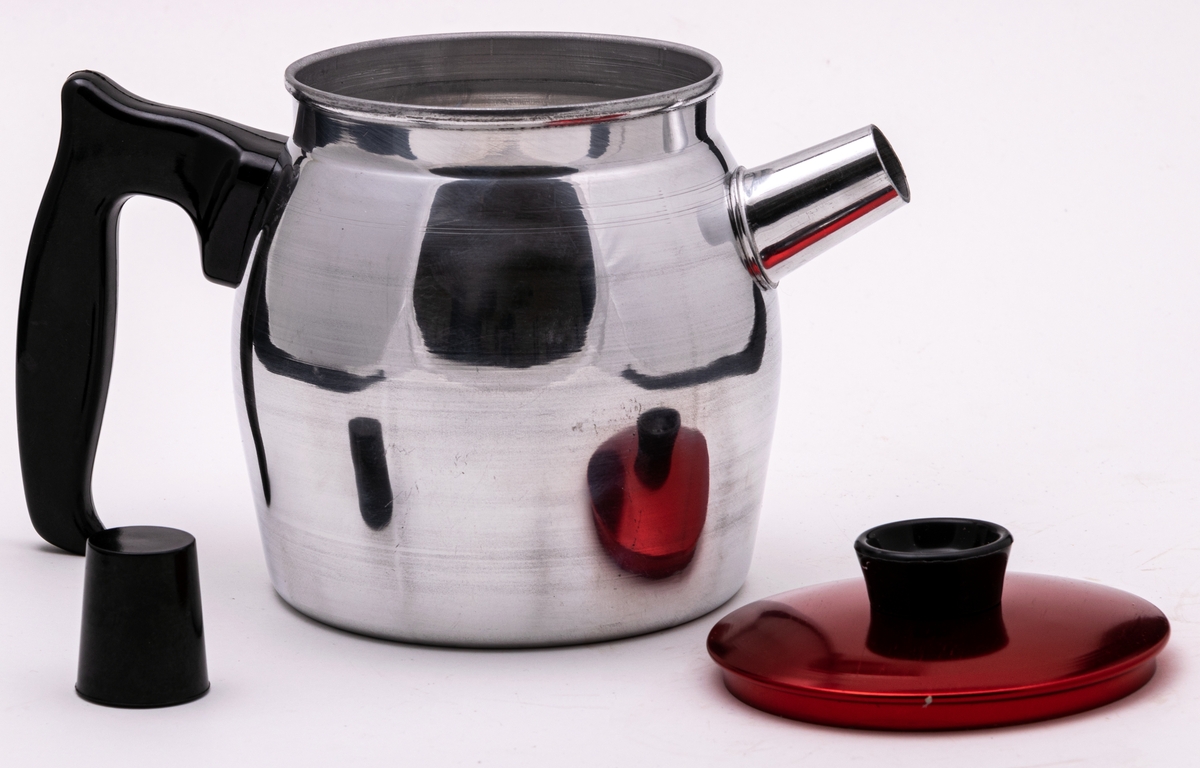 Kaffepanna av teflon med tunn botten för gasspis och camping. Modell 52A.
Högglanspolerad med rödeloxerat lock. Handtag, huv och lockpip av svart bakelit.