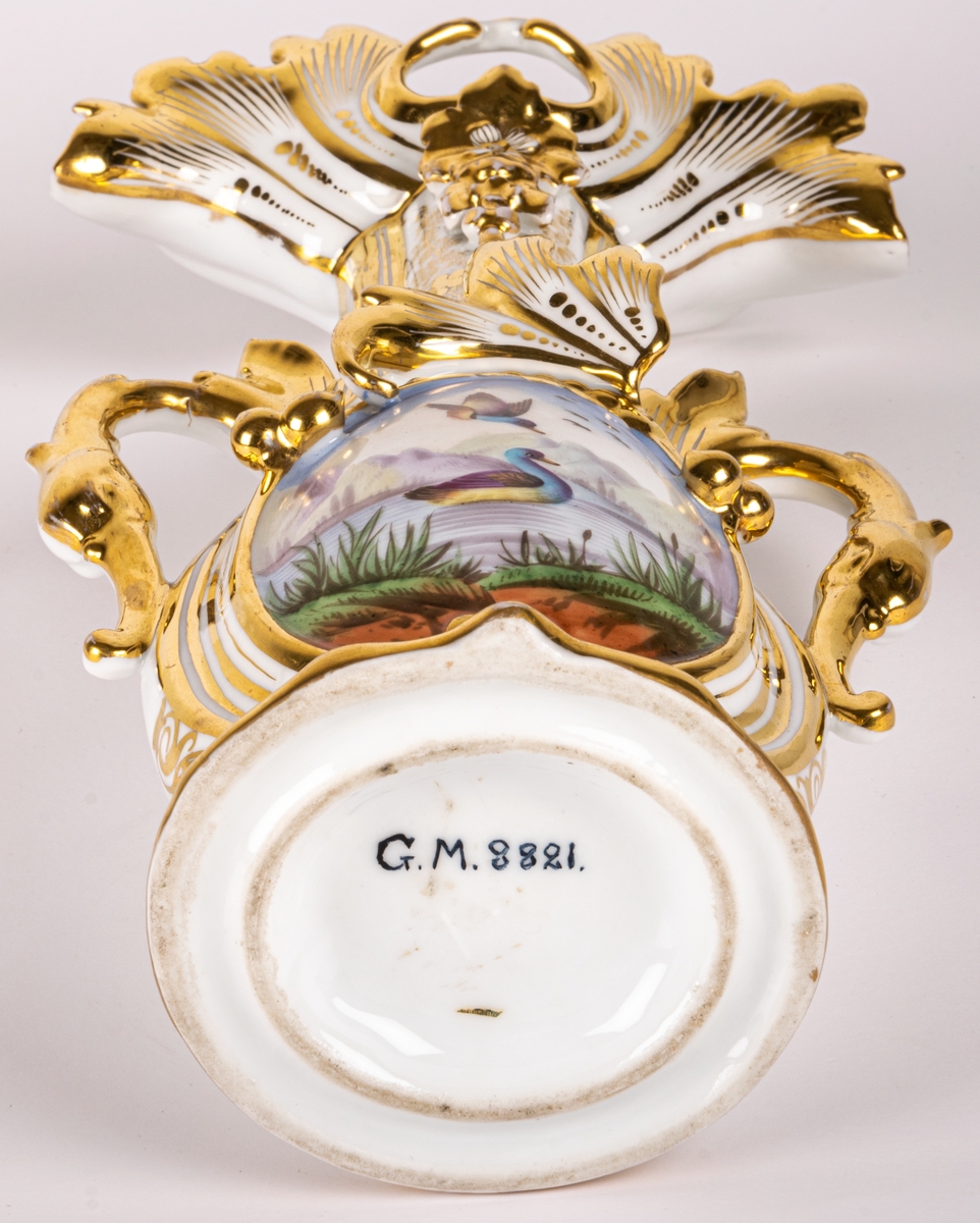 Vas, porslin, förgylld, polukromt dekorerad med fåglar i ett landskap, 1800-talets mitt.
