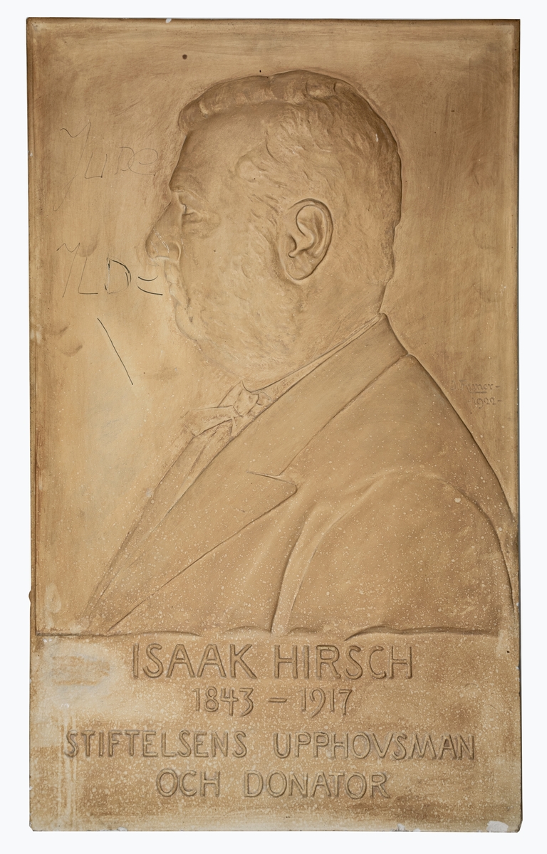 Porträttrelief, Isaac Hirsch 1843-1917, stiftelsens upphovsman och donator.
Signerad: J. Runer