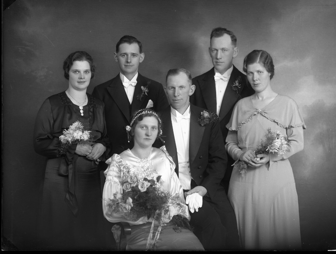 Brudparet Axel Johansson och Annie Svensson med två tärnor och två marskalkar som flankerar brudparet.
