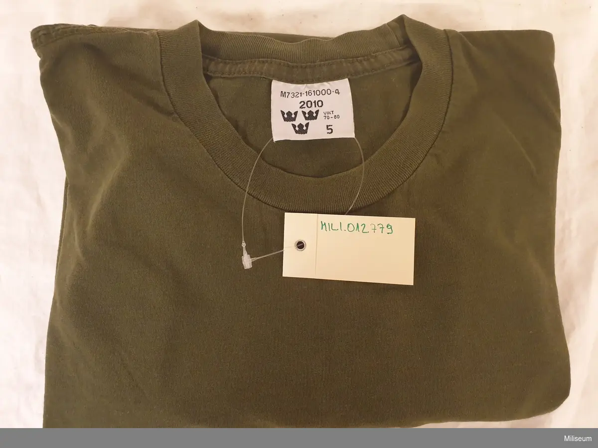 T-shirt 90, grön, storlek 5, med kardborremattor på ärmarna.