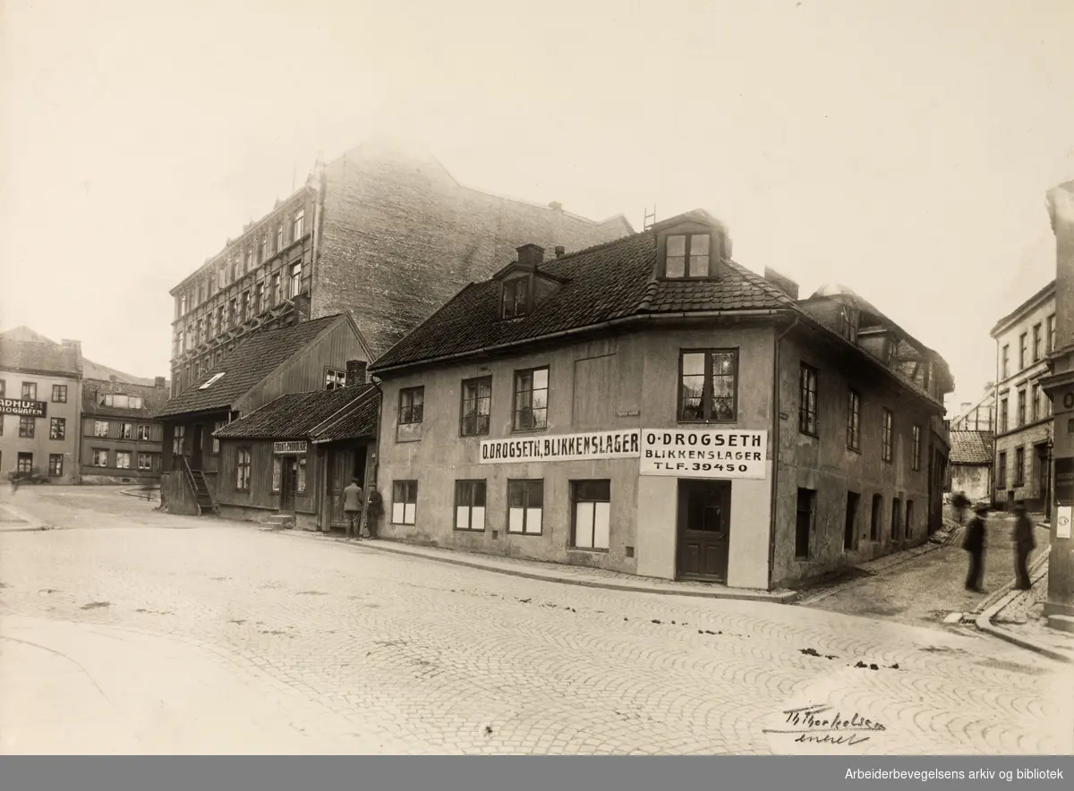 Vika. Hjørnet av Skolegaten og Mellemgaten. Blikkenslager O. Drogseth. Foto 1911. Området hvor Kronprinsesse Märthas plass ligger i dag.