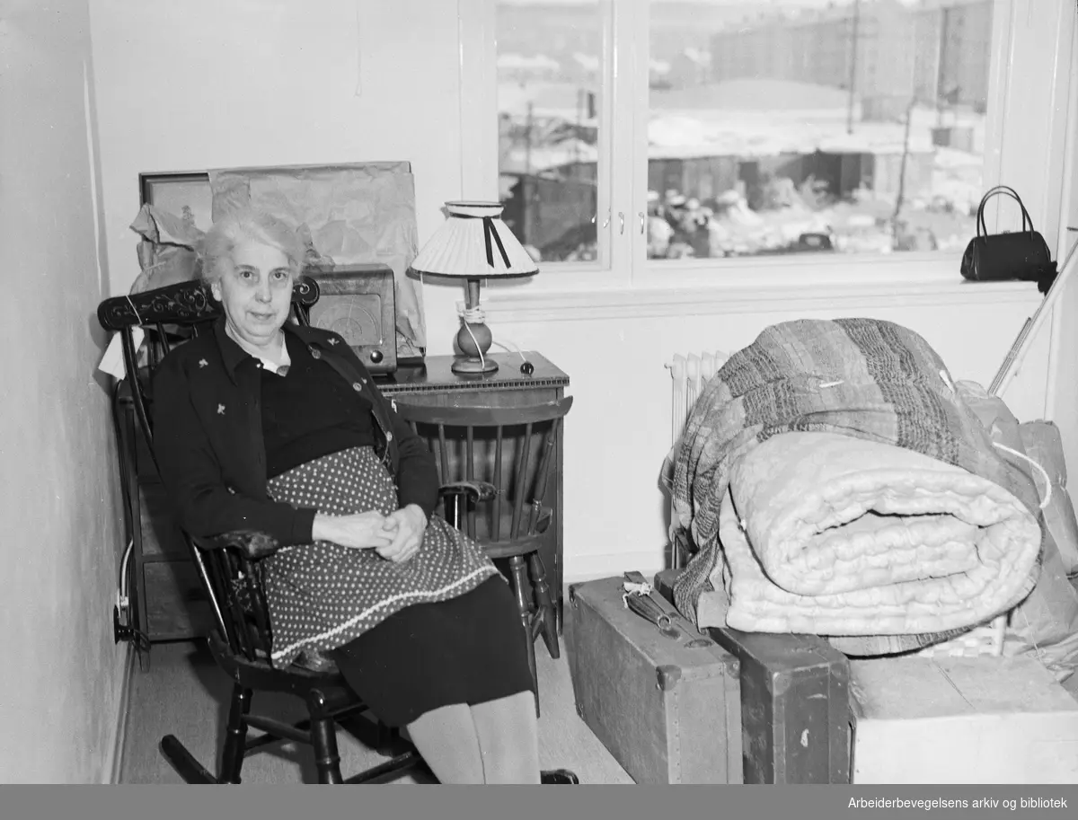 Frøken Gunda Svendsen. Nyinnflyttet til de nye trygdeboligene på Teisen i Oslo. Februar 1956.