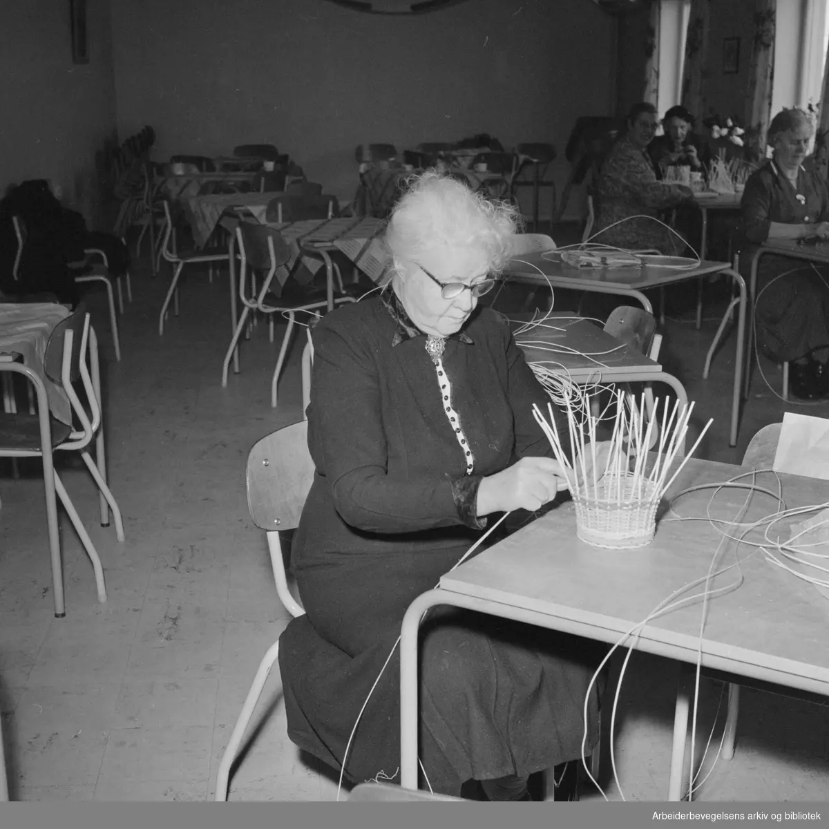 Pensjonister på Sosialtrygdens hobbykurs i Vøyensvingen 6. Februar 1958